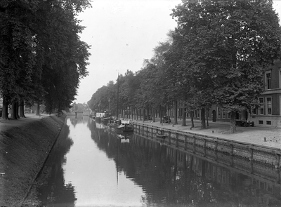 816771 Gezicht op de Stadsbuitengracht te Utrecht, vanaf de Willemsbrug, met links de Catharijnesingel en rechts de Rijnkade.